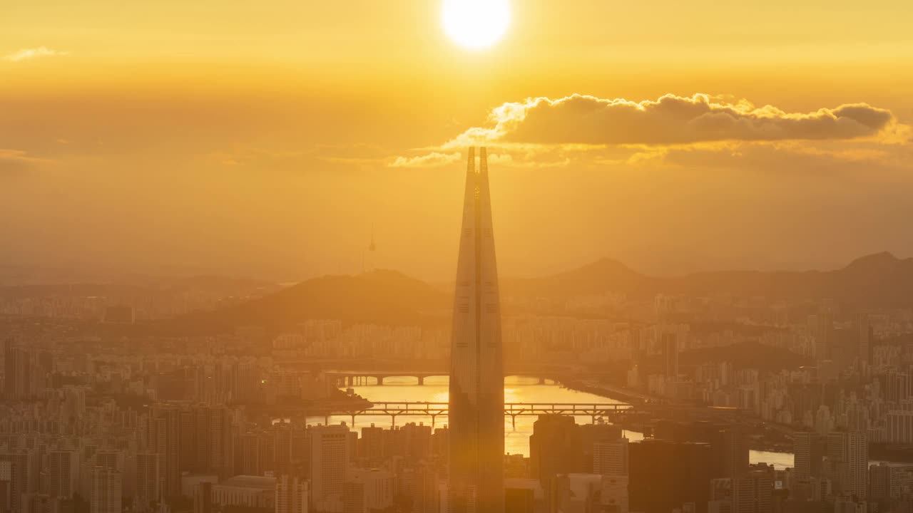 南汉山城要塞、天文台、乐天世界塔、南山塔、建筑物、日落时分的汉江/首尔，韩国视频素材