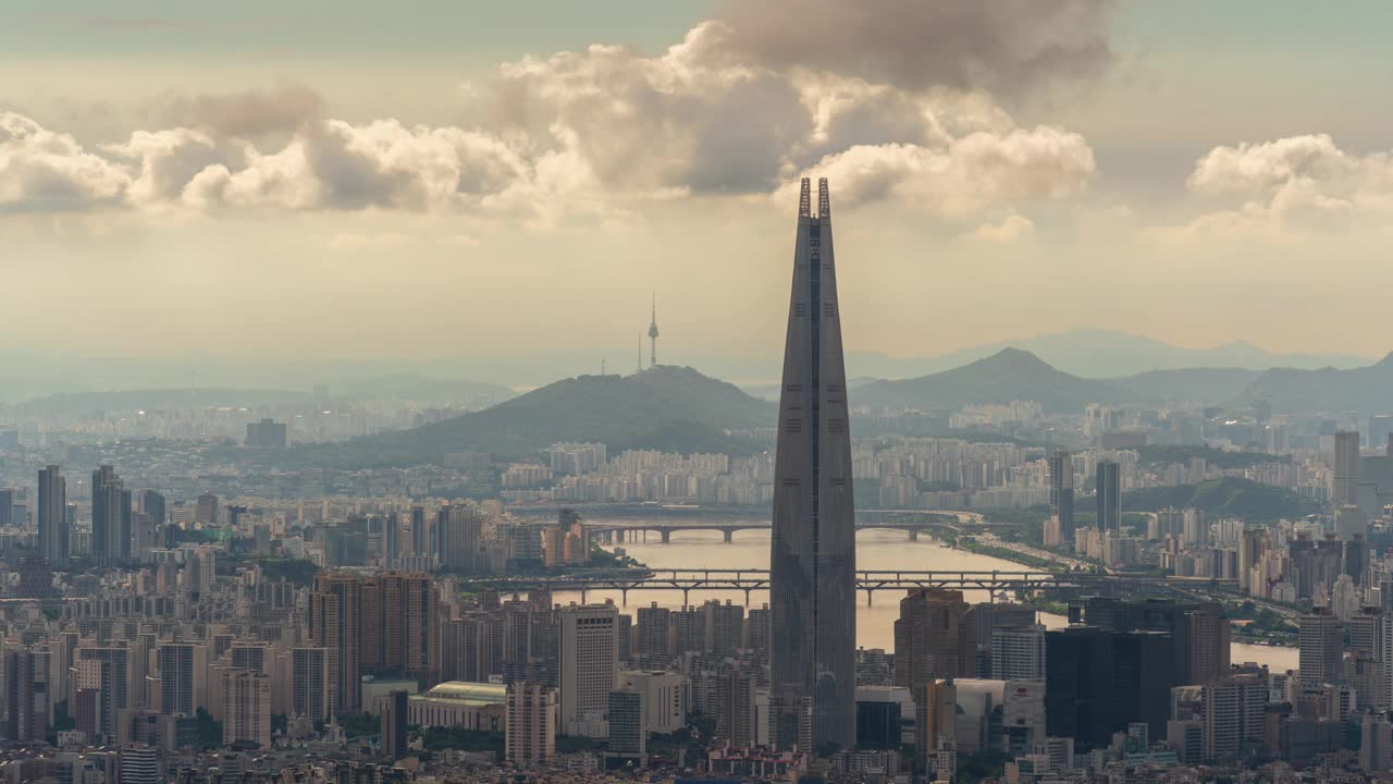 南汉山城要塞、观景台、乐天世界塔、南山塔、建筑物、白天的汉江/首尔，韩国视频素材