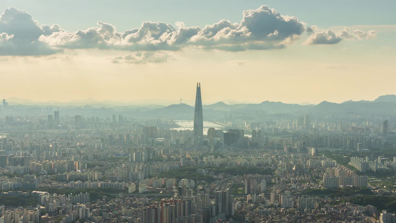 南汉山城要塞、观景台、乐天世界塔、南山塔、建筑物、白天的汉江/首尔，韩国视频素材