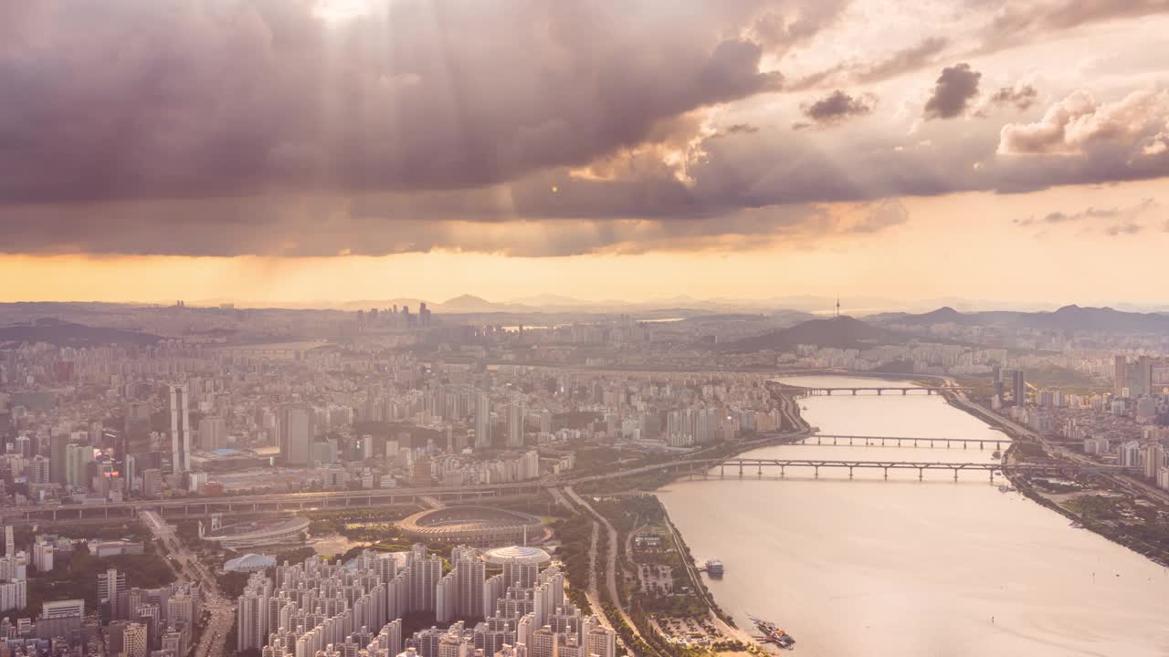 首尔风景，乐天世界大厦，南山大厦，奥林匹克大桥，江边北路高速公路，建筑物，汉江，阳光，白天的云/首尔，韩国视频素材