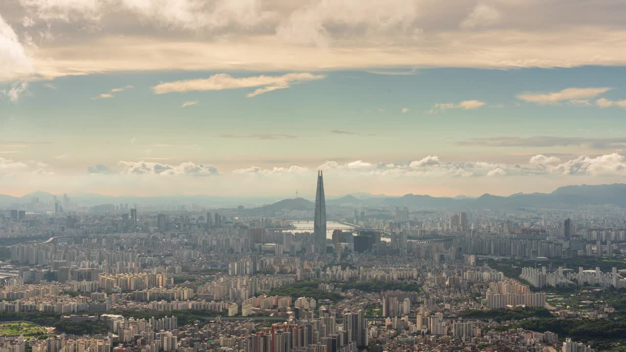 南汉山城要塞、观景台、乐天世界塔、南山塔、建筑物、白天的汉江/首尔，韩国视频素材