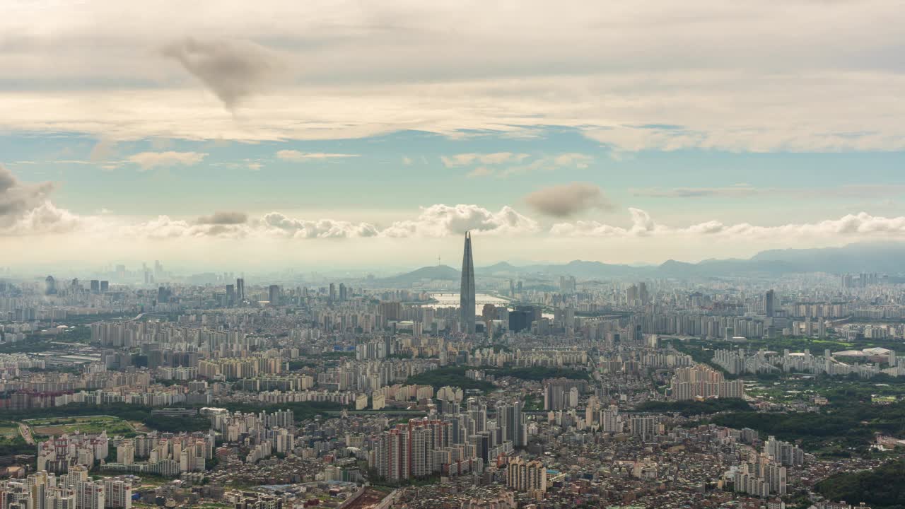 南汉山城要塞、观景台、乐天世界塔、南山塔、建筑物、白天的汉江/首尔，韩国视频素材