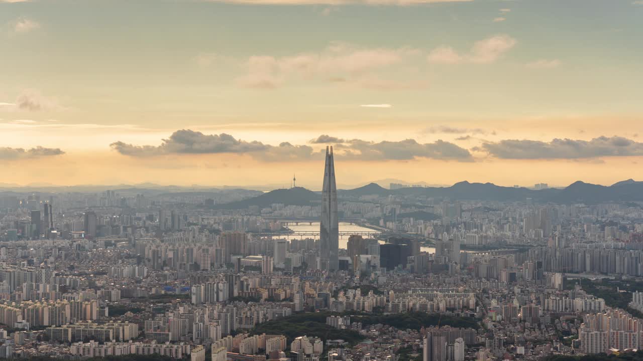 南汉山城要塞、观景台、乐天世界塔、南山塔、建筑物、白天的汉江/首尔，韩国视频素材