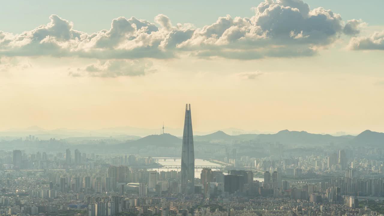 南汉山城要塞、观景台、乐天世界塔、南山塔、建筑物、白天的汉江/首尔，韩国视频素材