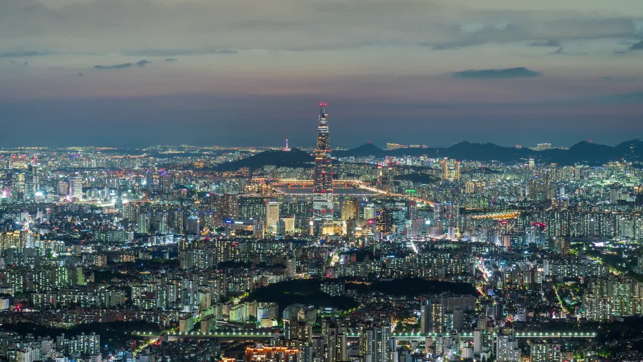 南汉山城要塞、观景台、乐天世界塔、南山塔、建筑物、汉江夜景/首尔，韩国视频素材