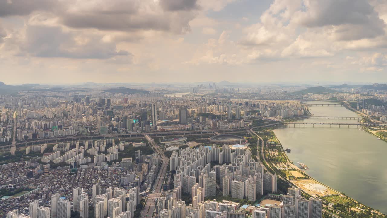 首尔风景，乐天世界大厦，南山大厦，奥林匹克大桥，江边北路高速公路，建筑物，汉江白天/首尔，韩国视频素材