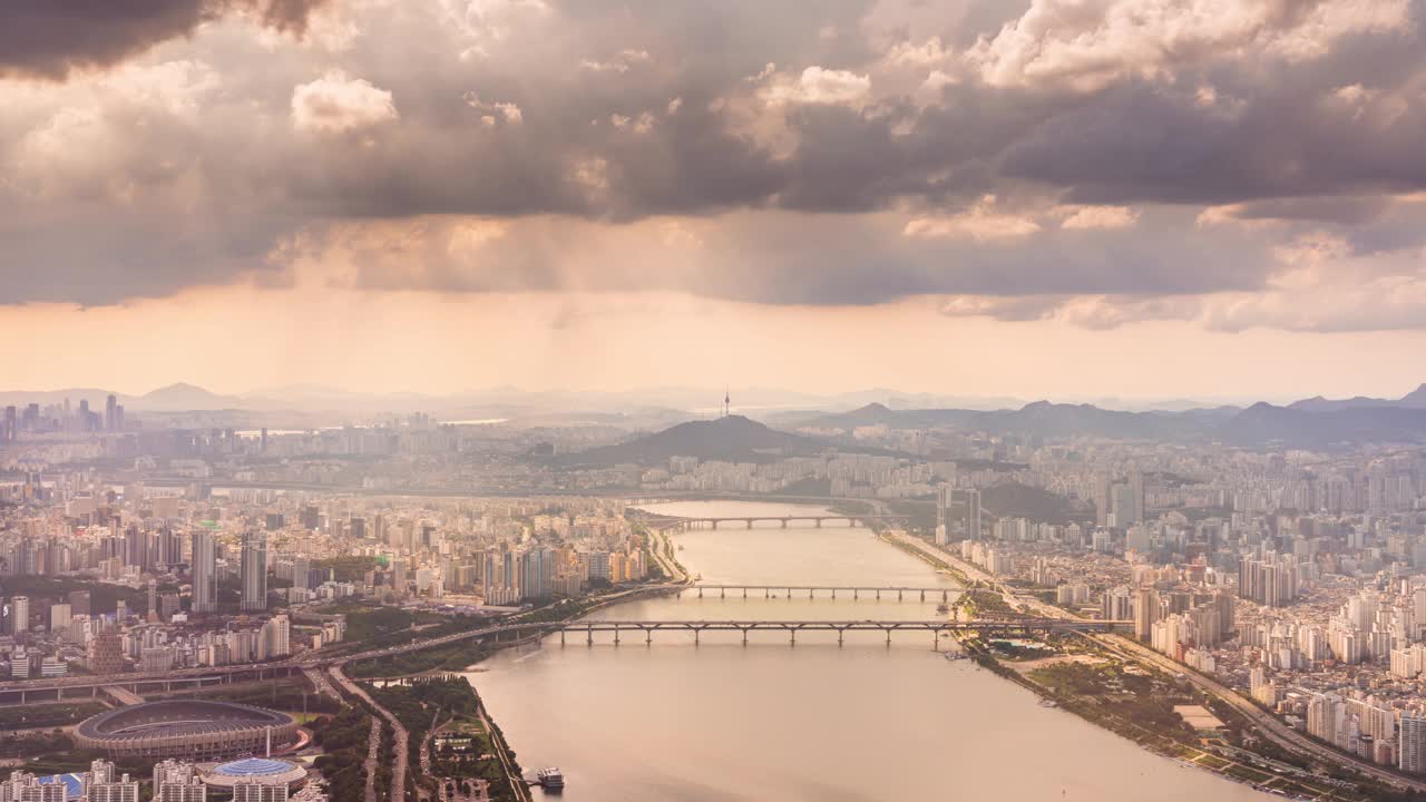 首尔风景，乐天世界大厦，南山大厦，奥林匹克大桥，江边北路高速公路，建筑物，汉江，阳光，白天的云/首尔，韩国视频素材