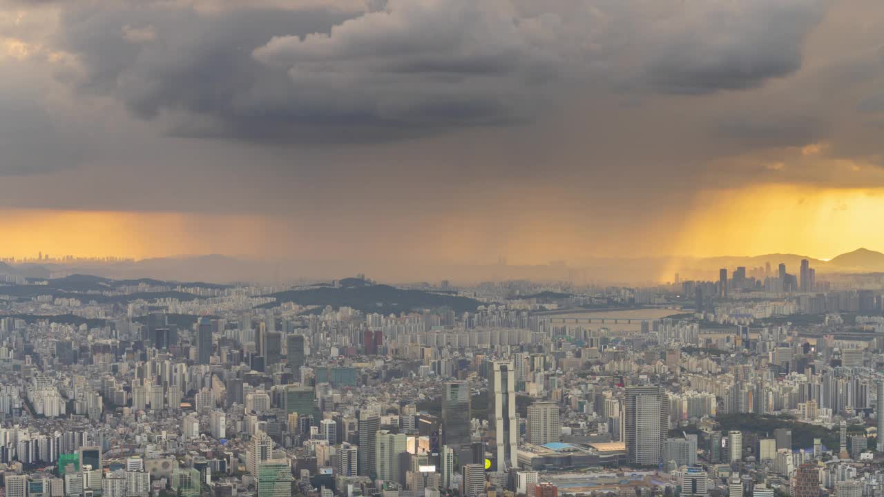 首尔风景，乐天世界大厦，建筑物，汉江，63大厦，云，当地白天的暴雨/首尔，韩国视频素材