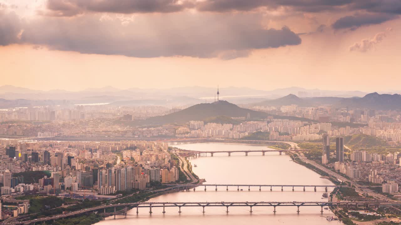 首尔风景，乐天世界大厦，南山大厦，奥林匹克大桥，江边北路高速公路，建筑物，汉江，阳光，白天的云/首尔，韩国视频素材