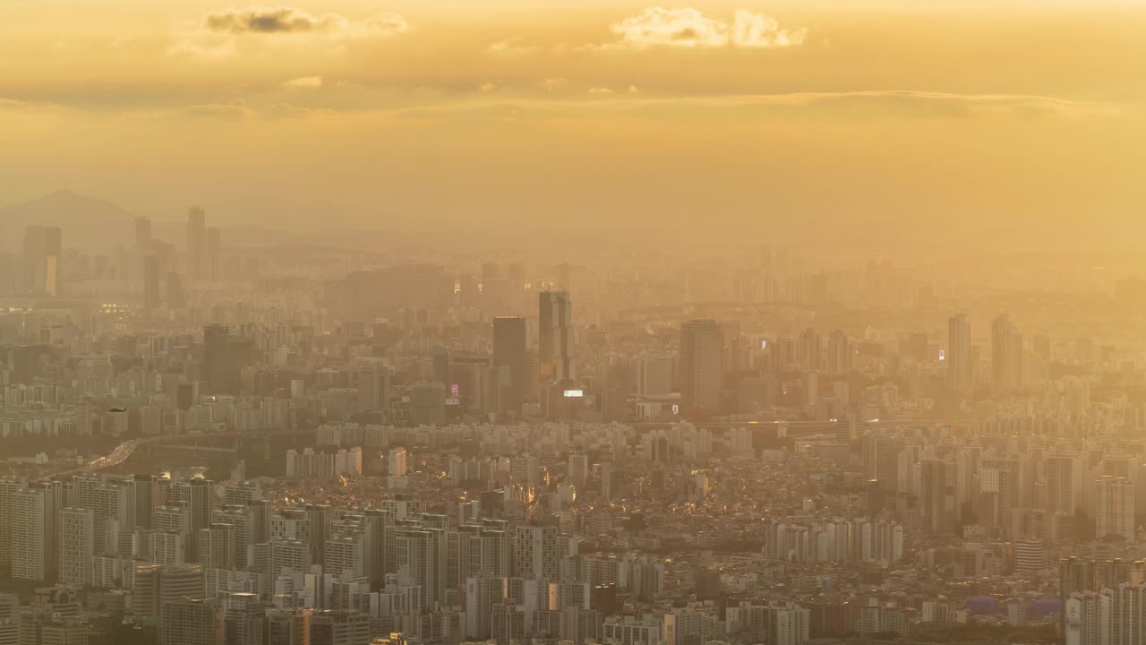 白天的南汉山城、观景台、江南区三成洞贸易中心和建筑物/首尔，韩国视频素材