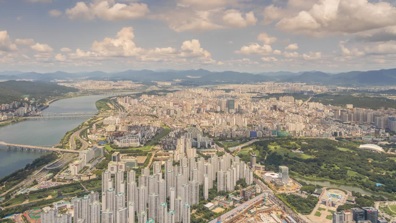 首尔风景，乐天世界大厦，建筑物，汉江，奥林匹克公园，白天的云/首尔，韩国视频素材