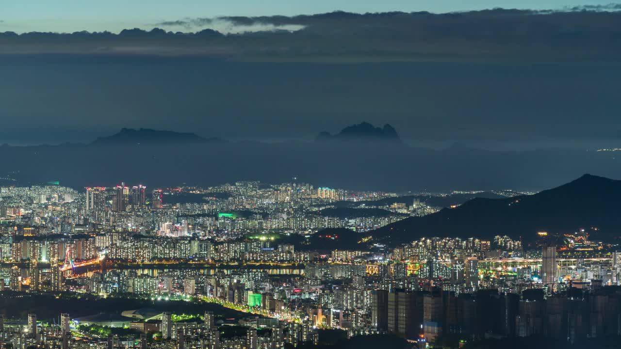 南汉山城要塞，天文台，北汉山，东大门区公寓，城北区，清阳里的夜晚/首尔，韩国视频素材