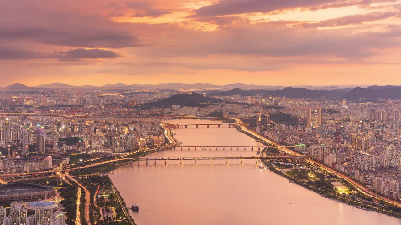 首尔风景，乐天世界大厦、南山大厦、奥林匹克大桥、江边北路高速公路、建筑物、汉江夜景/韩国首尔视频素材