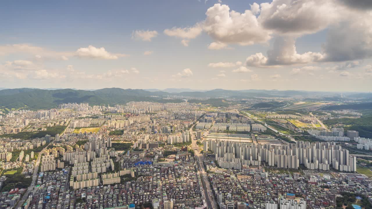 首尔风景，乐天世界大厦，建筑物在白天的云层/首尔，韩国视频素材