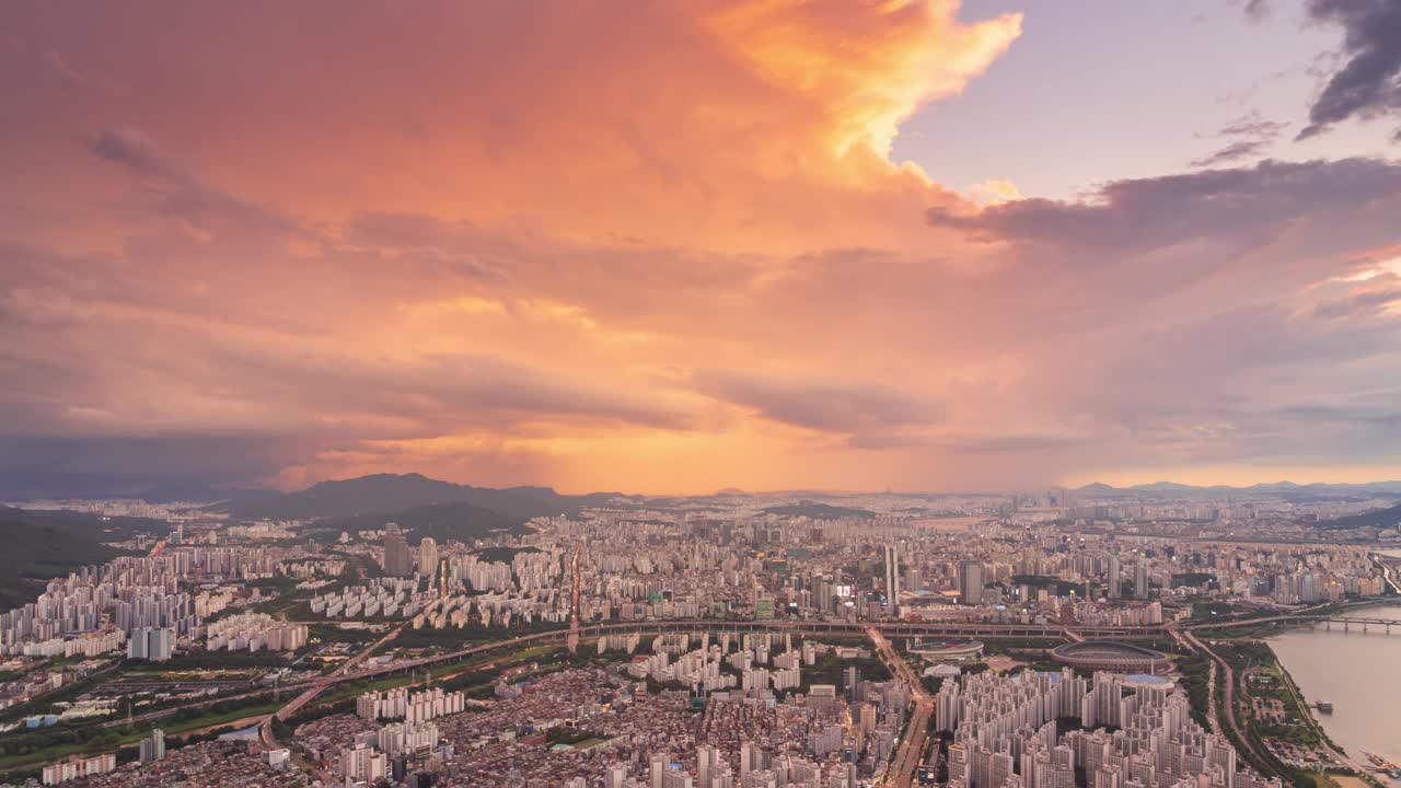 首尔风景，乐天世界大厦，大厦，汉江，奥林匹克高速公路，江南三成洞贸易中心大厦，云层，当地白天的暴雨/首尔，韩国视频素材