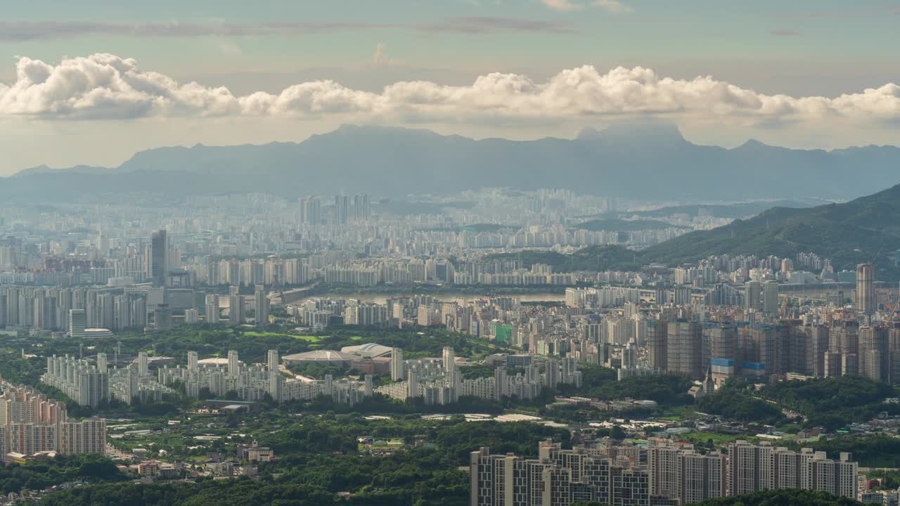 南汉山城，天文台，北汉山，白天的云/首尔，韩国视频素材