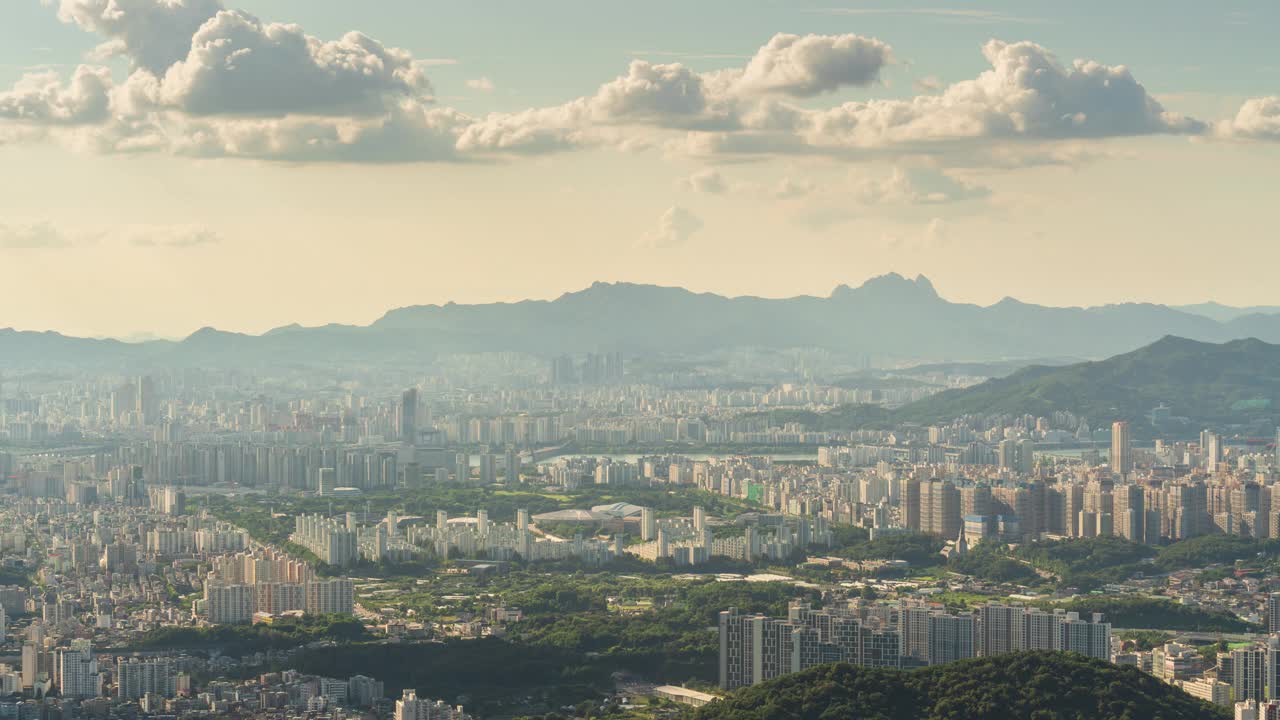 南汉山城，天文台，北汉山，奥林匹克公园，白天的云/首尔，韩国视频素材