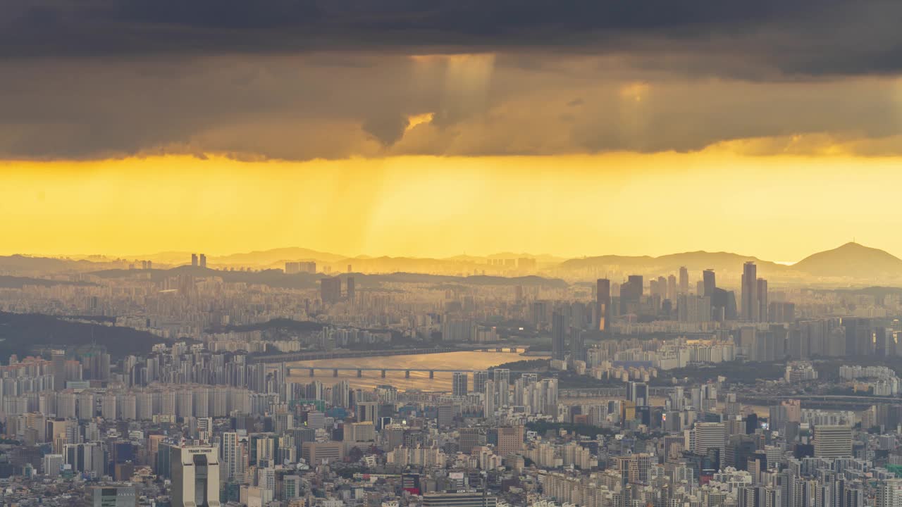 首尔风景，乐天世界大厦，建筑物，汉江，63大厦，云，当地白天的暴雨/首尔，韩国视频素材