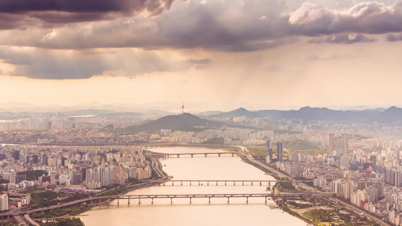 首尔风景，乐天世界大厦，南山大厦，奥林匹克大桥，江边北路高速公路，建筑物，汉江，阳光，白天的云/首尔，韩国视频素材