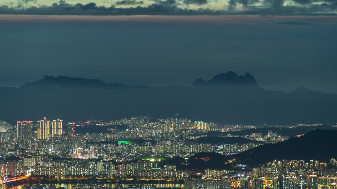 南汉山城要塞，天文台，北汉山，东大门区公寓，城北区，清阳里的夜晚/首尔，韩国视频素材