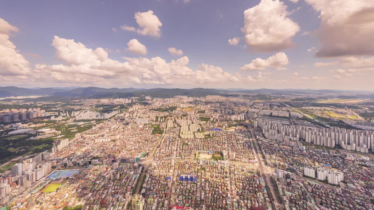 首尔风景，乐天世界大厦，建筑物在白天的云层/首尔，韩国视频素材