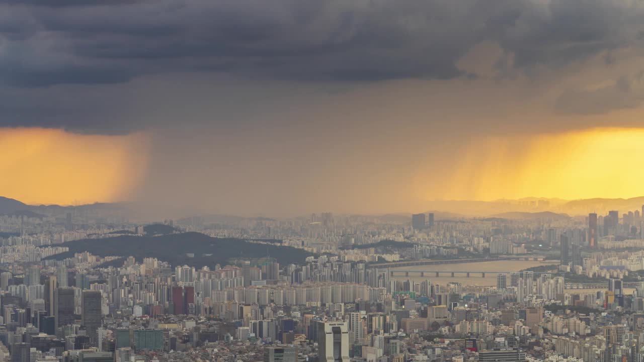 首尔风景，乐天世界大厦，建筑物，汉江，63大厦，云，当地白天的暴雨/首尔，韩国视频素材