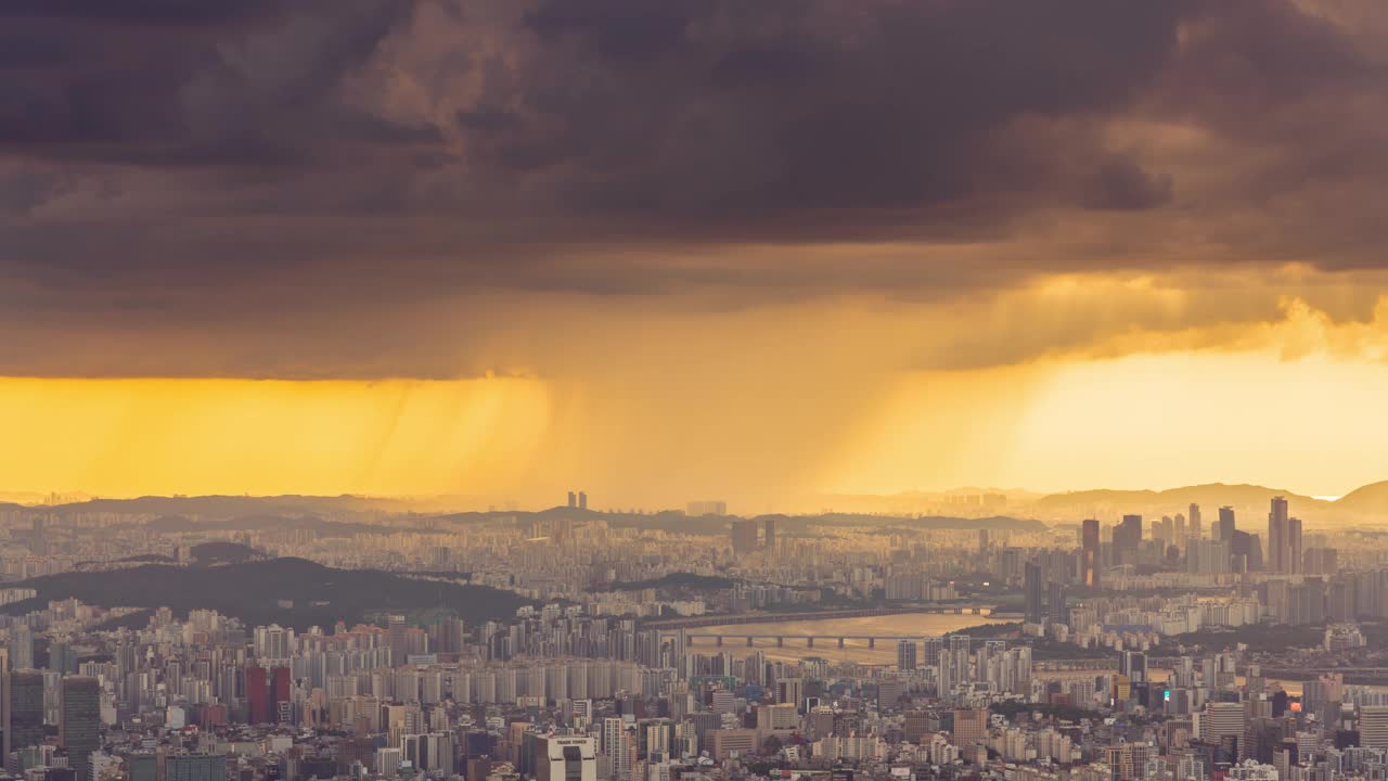 首尔风景，乐天世界大厦，建筑物，汉江，63大厦，云，当地白天的暴雨/首尔，韩国视频素材