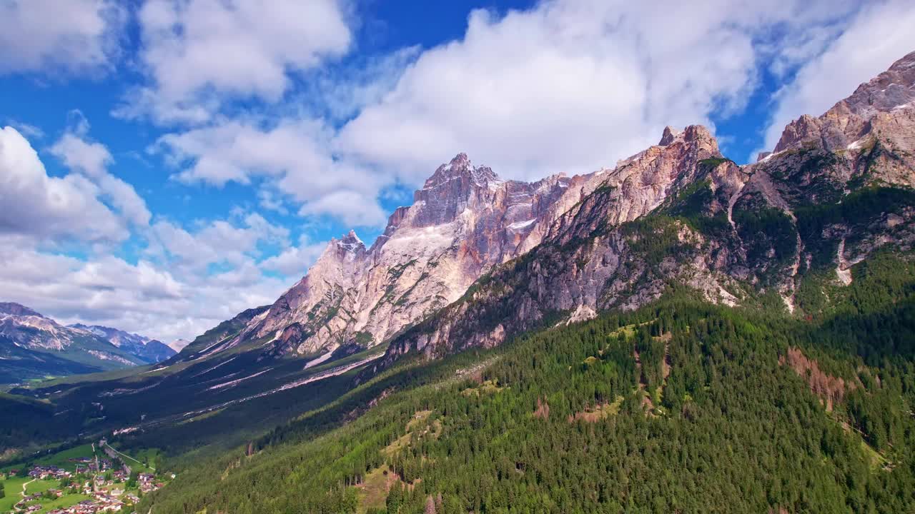 卡多尔的白云石山脉鸟瞰图视频素材