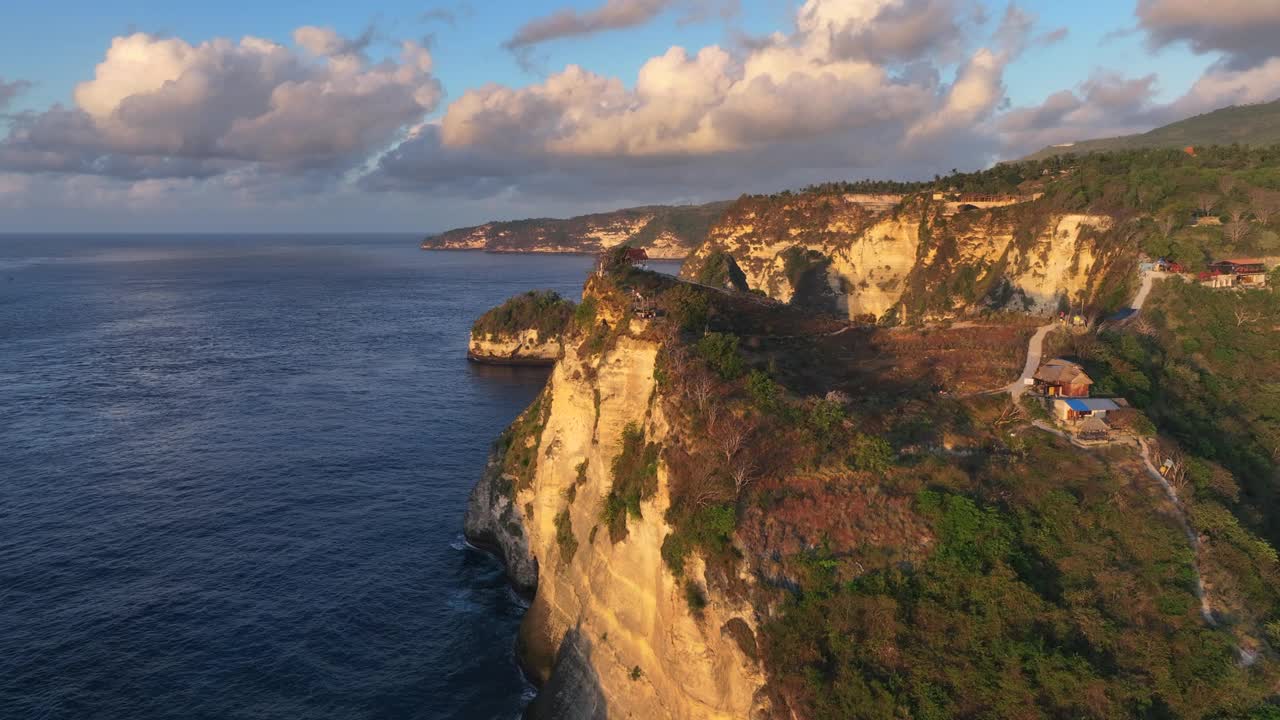 印度尼西亚钻石海滩旅游目的地的热带岛屿和夏季海滩的无人机航拍视图。湛蓝清澈的海水和洁白的沙滩。视频素材