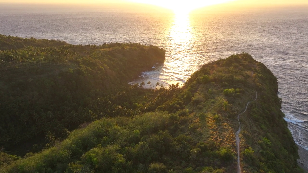 印度尼西亚钻石海滩旅游目的地的热带岛屿和夏季海滩的无人机航拍视图。湛蓝清澈的海水和洁白的沙滩。视频素材