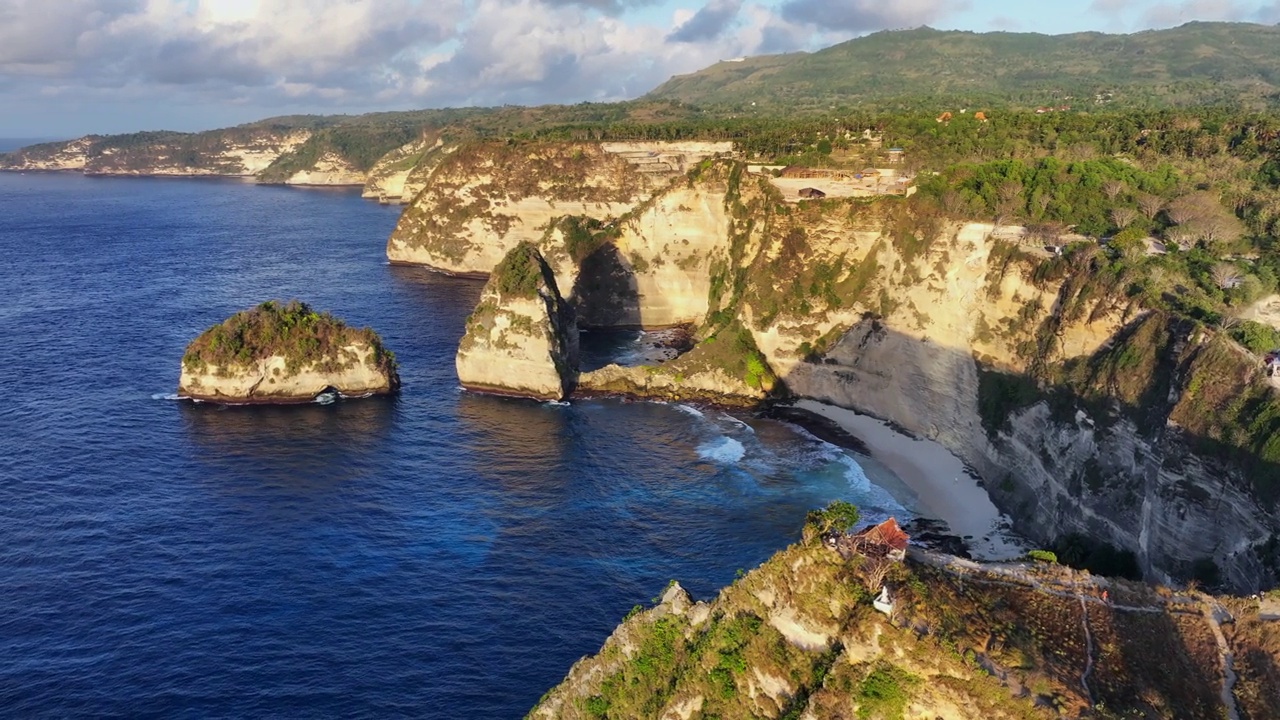 印度尼西亚钻石海滩旅游目的地的热带岛屿和夏季海滩的无人机航拍视图。湛蓝清澈的海水和洁白的沙滩。视频素材