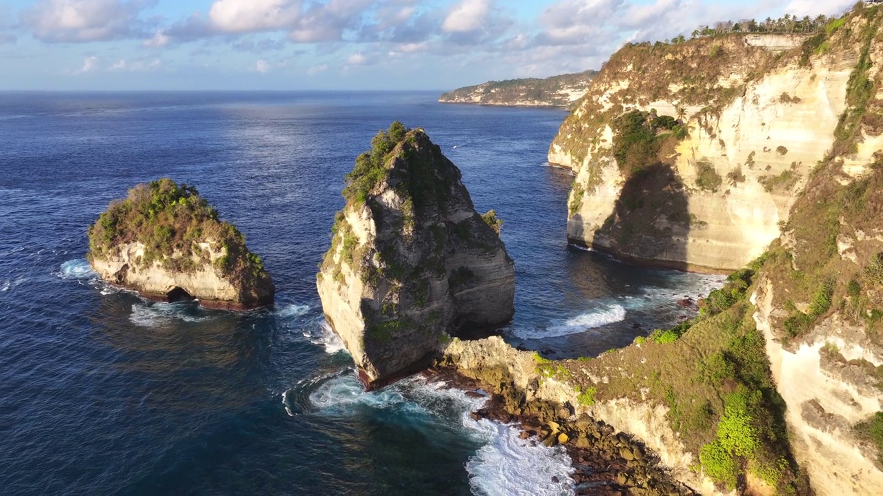 印度尼西亚钻石海滩旅游目的地的热带岛屿和夏季海滩的无人机航拍视图。湛蓝清澈的海水和洁白的沙滩。视频素材