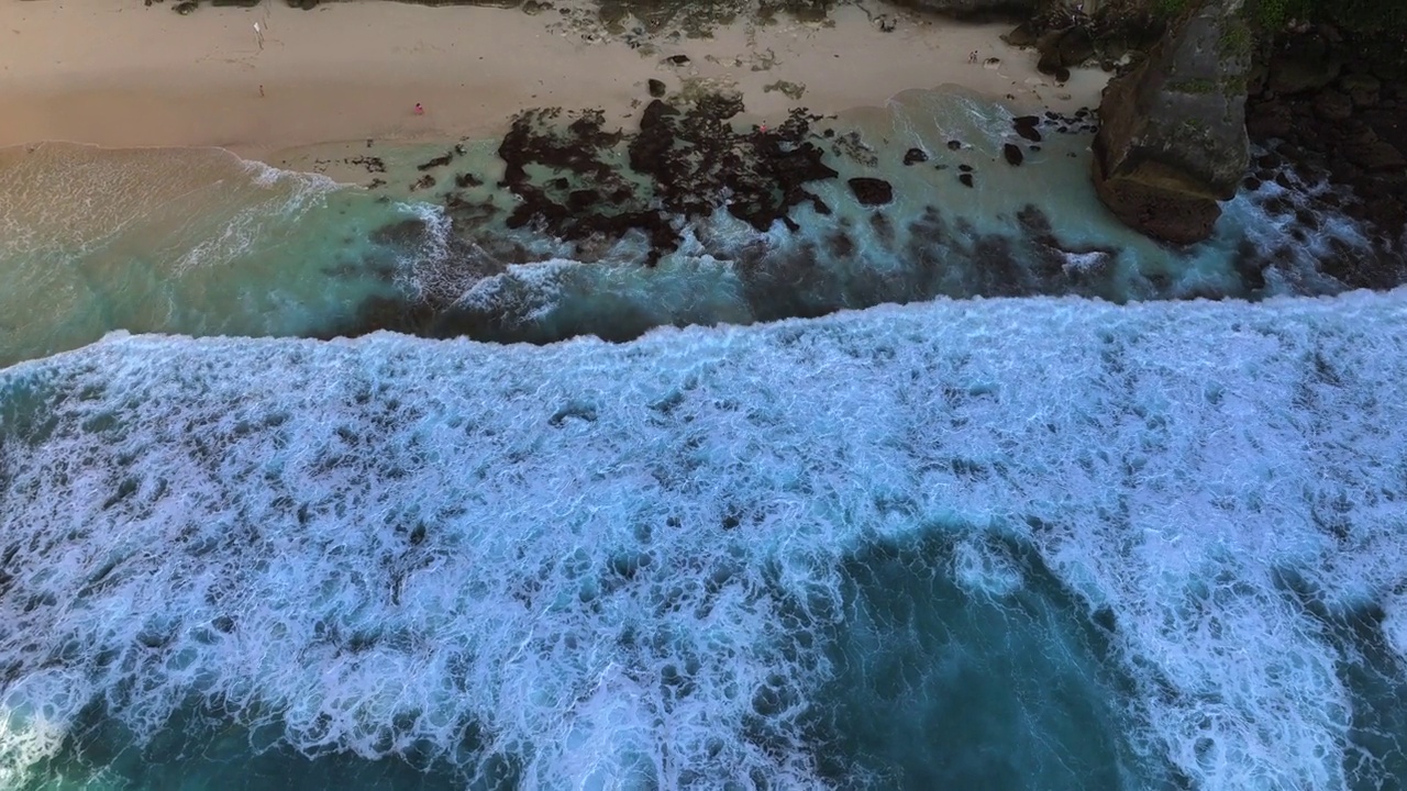 印度尼西亚钻石海滩旅游目的地的热带岛屿和夏季海滩的无人机航拍视图。湛蓝清澈的海水和洁白的沙滩。视频素材