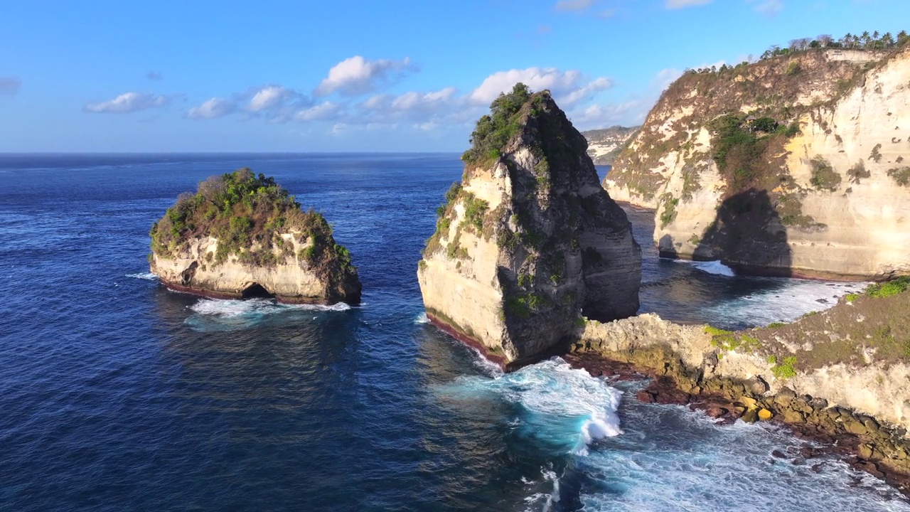 印度尼西亚钻石海滩旅游目的地的热带岛屿和夏季海滩的无人机航拍视图。湛蓝清澈的海水和洁白的沙滩。视频素材