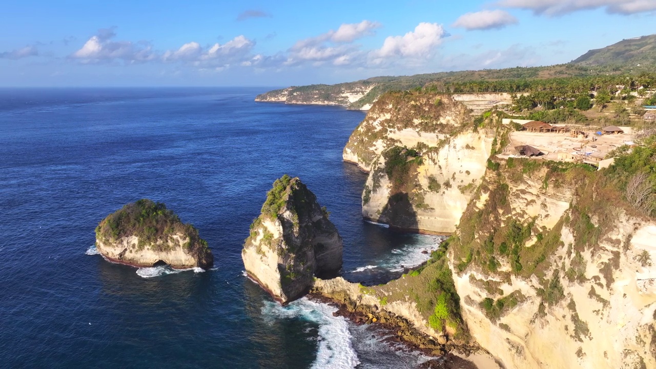 印度尼西亚钻石海滩旅游目的地的热带岛屿和夏季海滩的无人机航拍视图。湛蓝清澈的海水和洁白的沙滩。视频素材