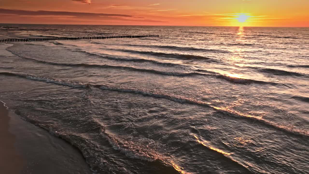 日落时波罗的海地平线上的波浪和太阳视频素材