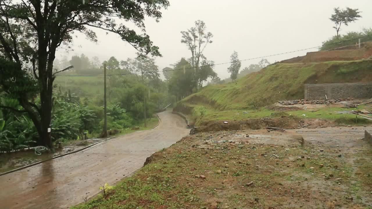 下雨天的路视频素材