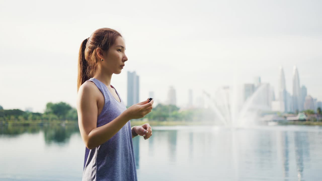 一名亚洲女子在吉隆坡蒂蒂旺沙公园慢跑视频下载