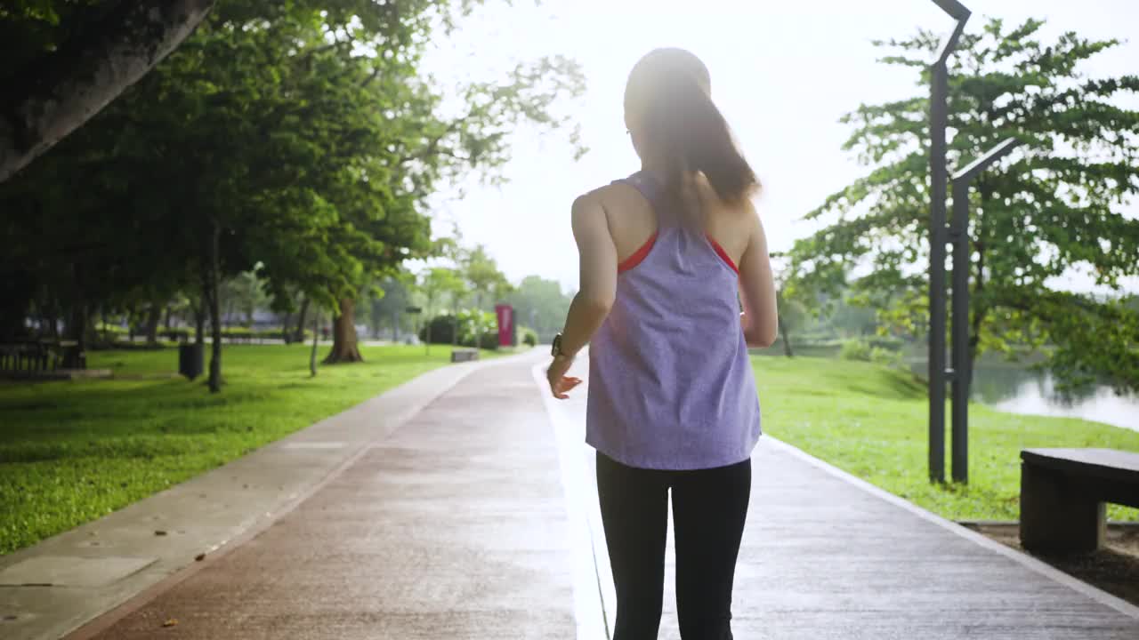 一名亚洲女子在吉隆坡蒂蒂旺沙公园慢跑视频素材