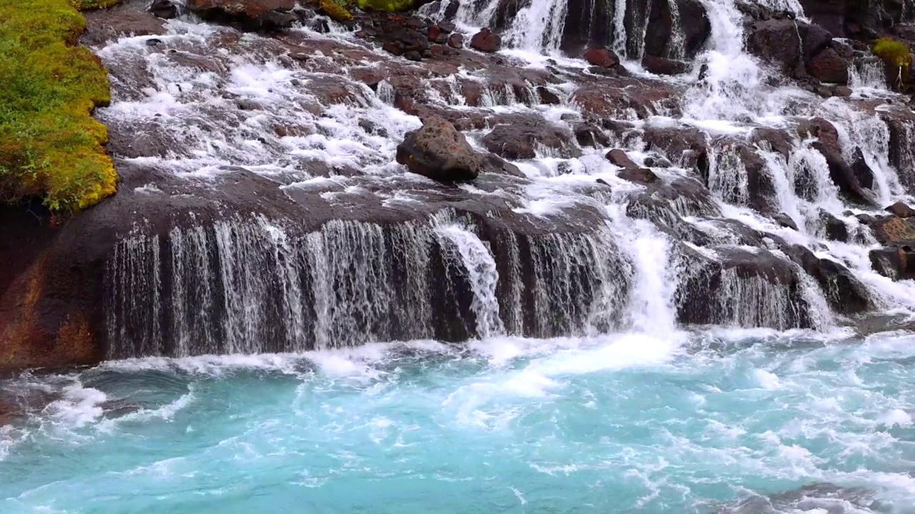 雷克雅未克附近著名的冰岛标志性瀑布Hraunfossar和Barnafoss视频素材