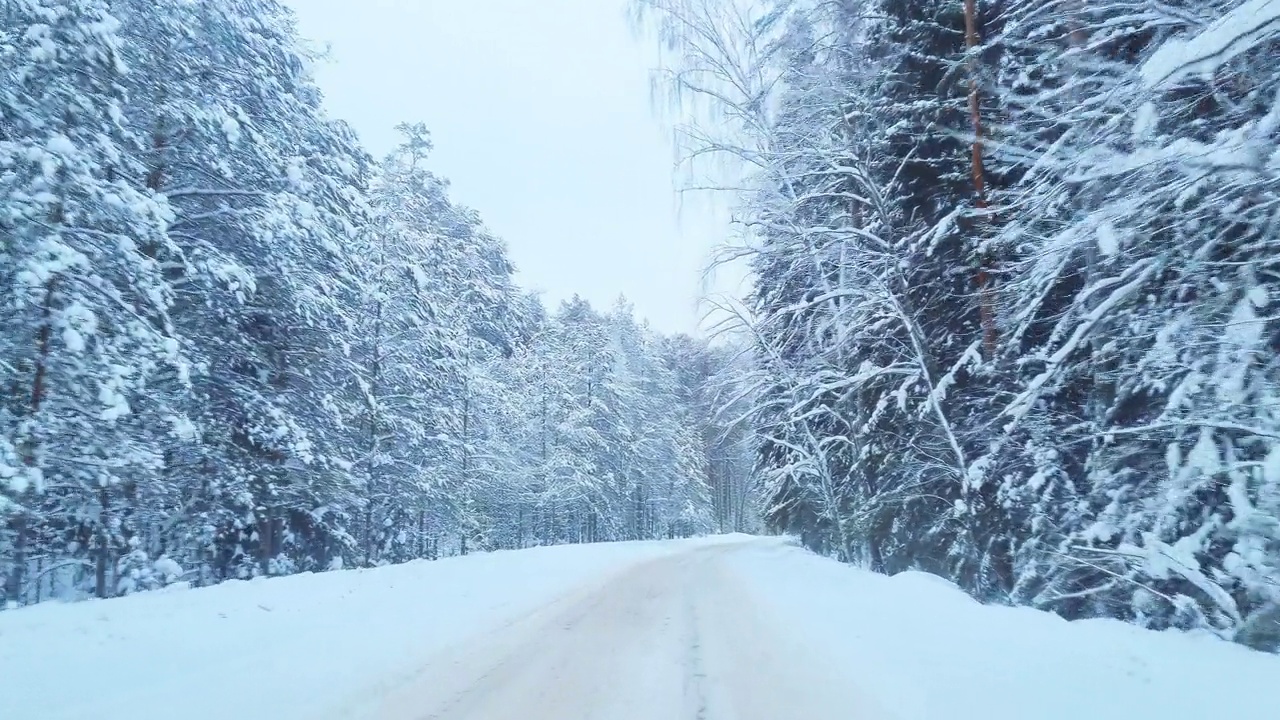 白雪覆盖的乡村道路。视频素材