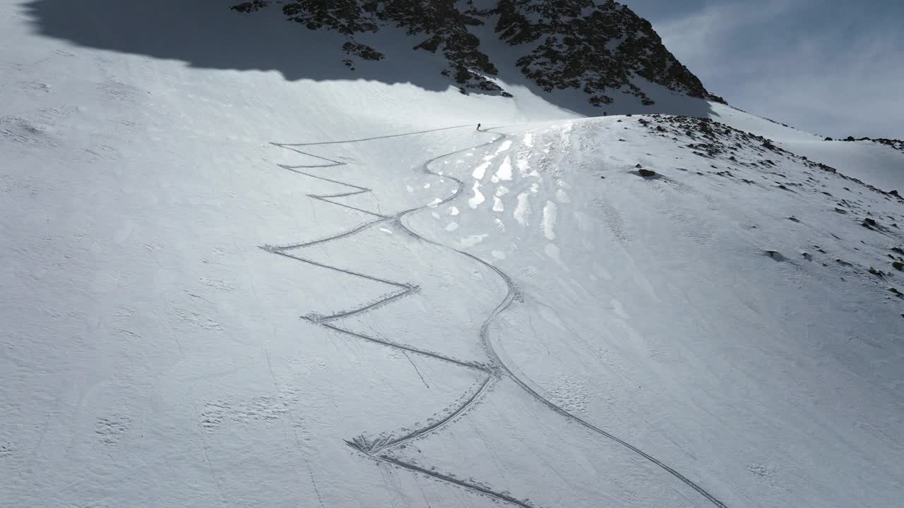 空气的观点。认真的,滑雪。沿着雪坡走下去。视频素材