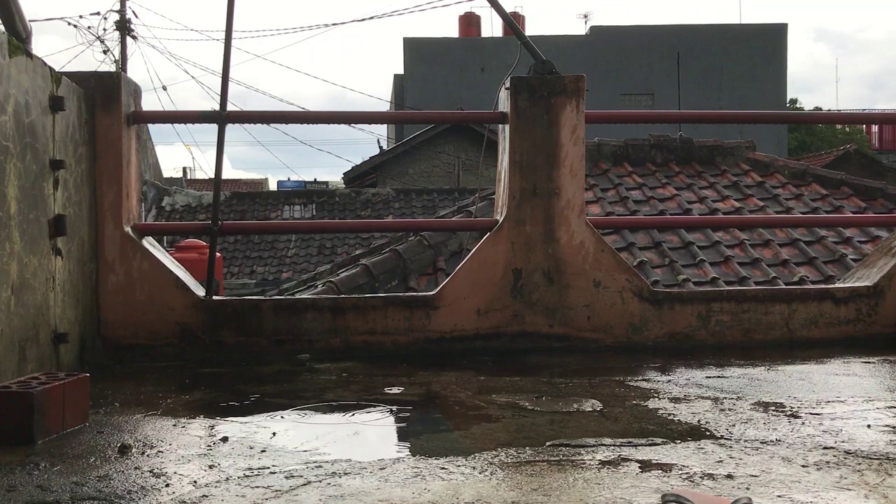 水坑里的雨水反射视频素材