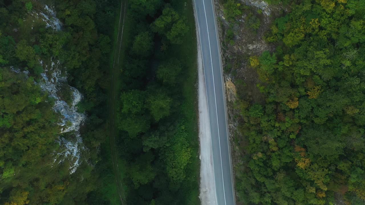 雾蒙蒙的早晨，日出和鸟瞰的道路视频下载