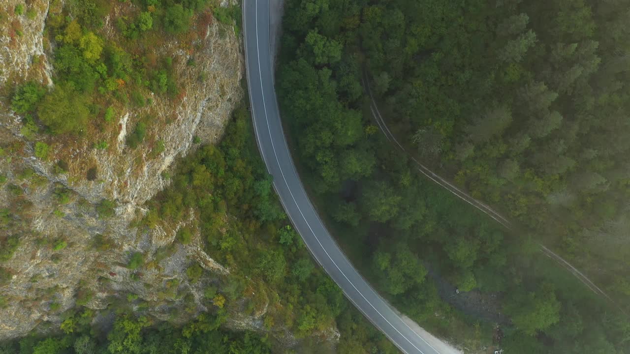 雾蒙蒙的早晨，日出和鸟瞰的道路视频素材