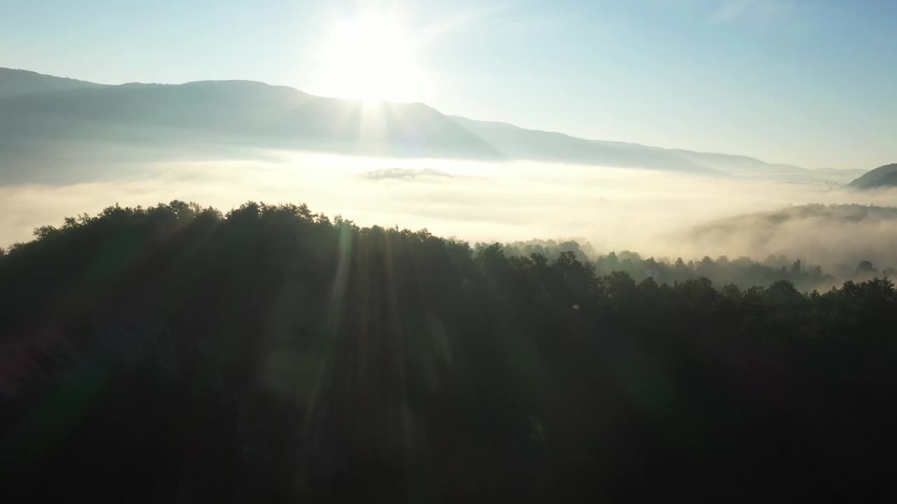 雾蒙蒙的早晨，日出和鸟瞰的道路视频下载