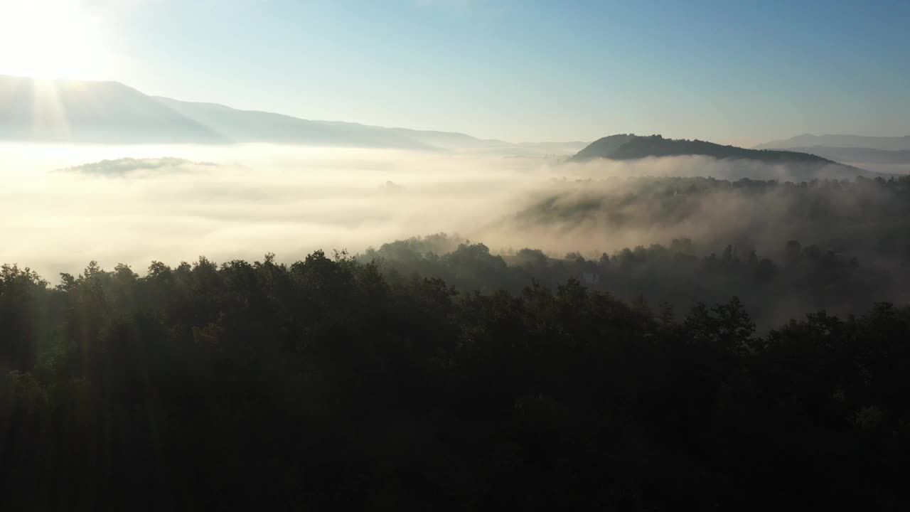 雾蒙蒙的早晨，日出和鸟瞰的道路视频素材