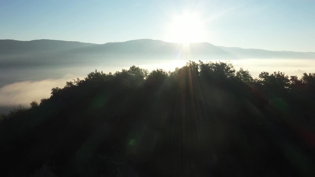 雾蒙蒙的早晨，日出和鸟瞰的道路视频下载