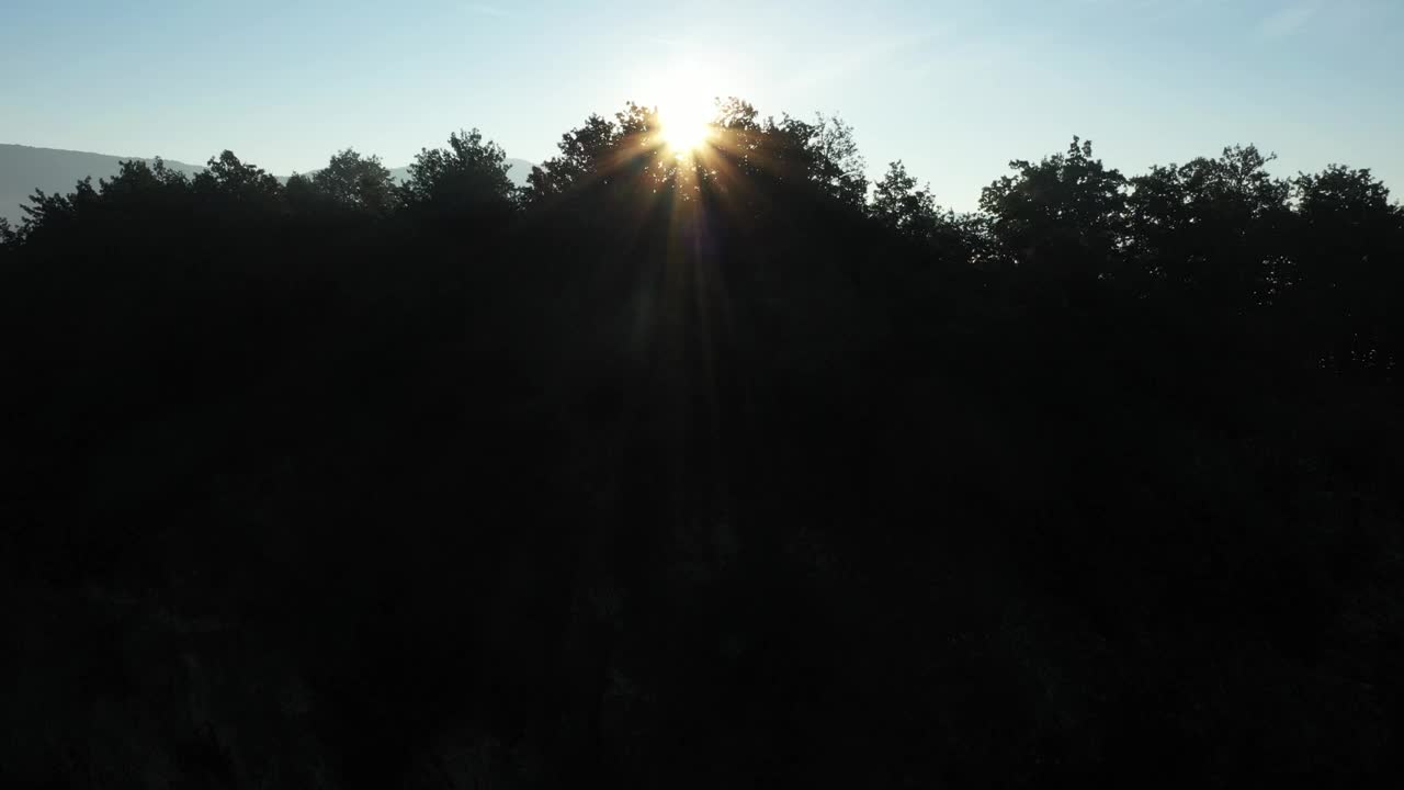 雾蒙蒙的早晨，日出和鸟瞰的道路视频素材