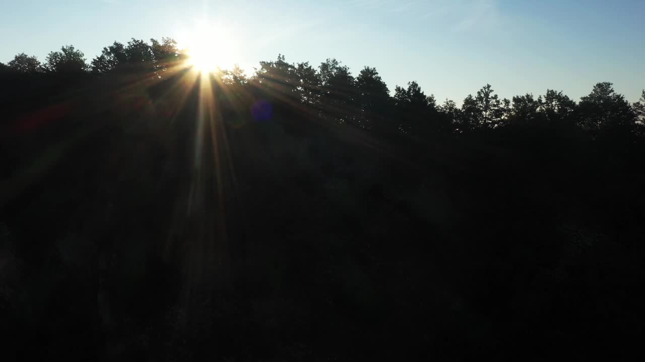 雾蒙蒙的早晨，日出和鸟瞰的道路视频下载